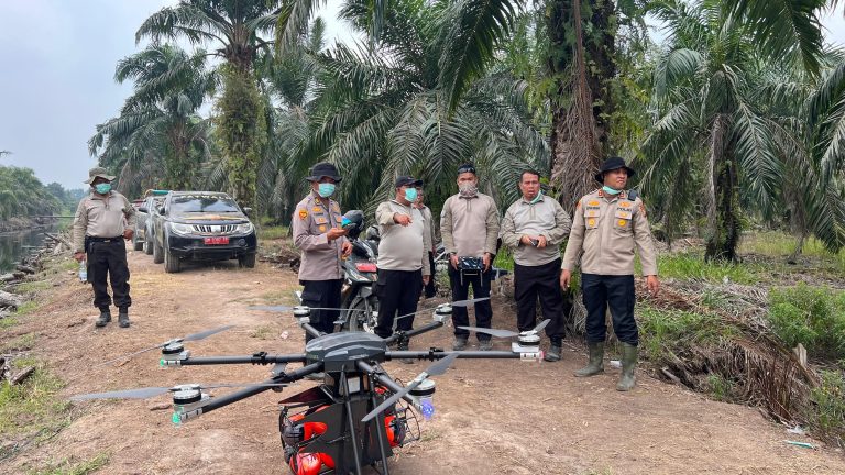 Terobosan Baru Polda Riau: Padamkan Karhutla di Siak Pakai Drone Pemadam Khusus